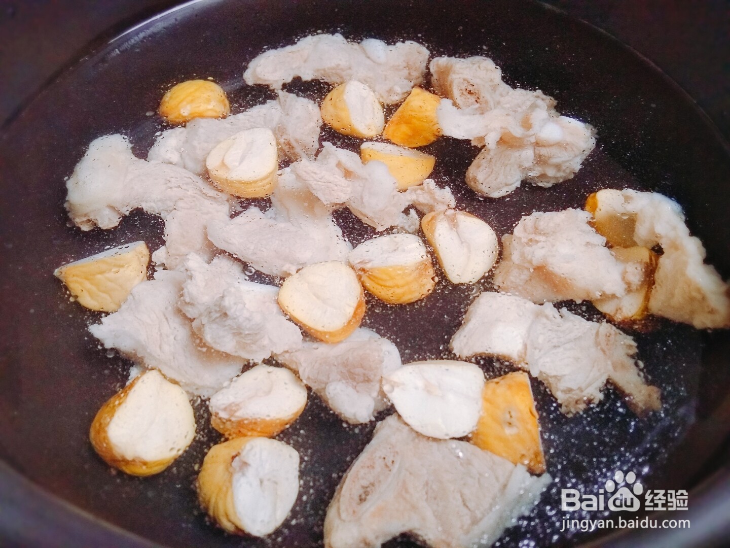 板栗排骨鸡爪汤的做法