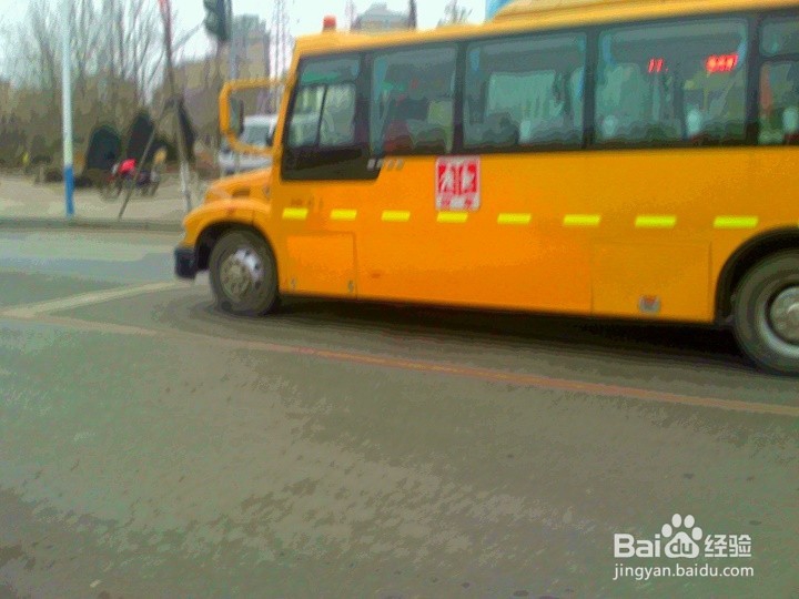 行驶的车辆怎样在通道中安全行驶