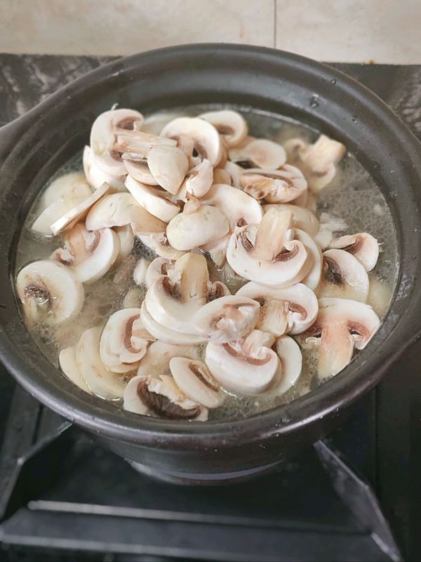 排骨银鱼蘑菇汤