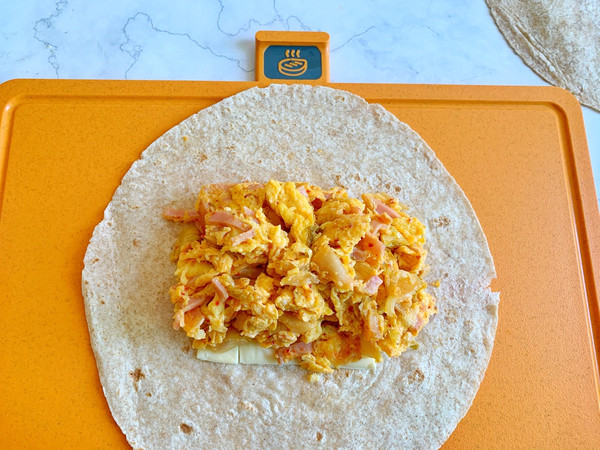 芝士泡菜火腿蛋卷饼和芒果酸奶