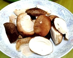 养生食补香菇芋头烧鸡腿的做法