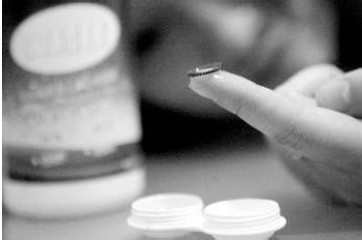 怎样正确使用隐形眼镜护理液