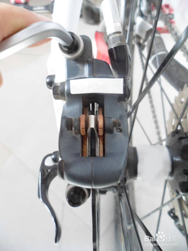 山地自行车使用油碟刹蹭碟时调整方法