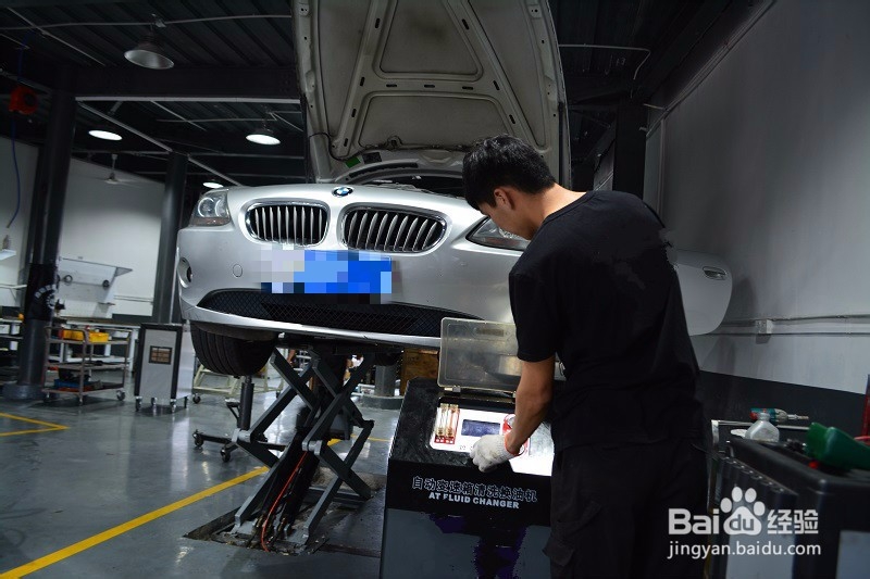 宝马Z4变速箱更换变速箱油维修过程。