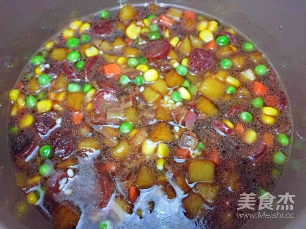 腊肠焖饭~的做法