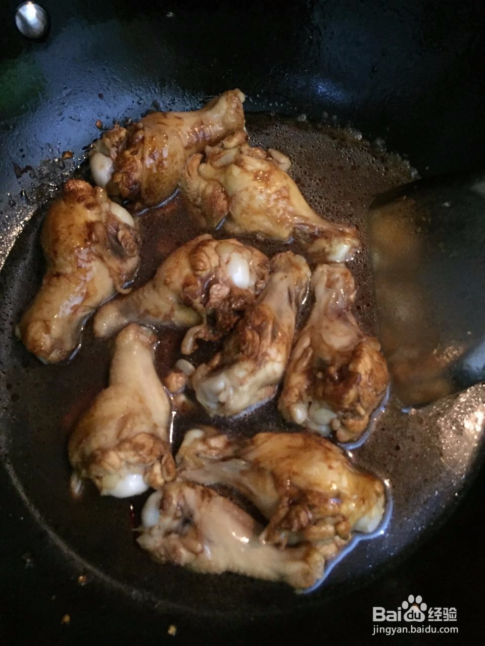 酱汁鸡翅根的做法哦,配料只有葱姜