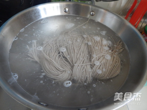酱黄瓜肉丁拌荞麦面