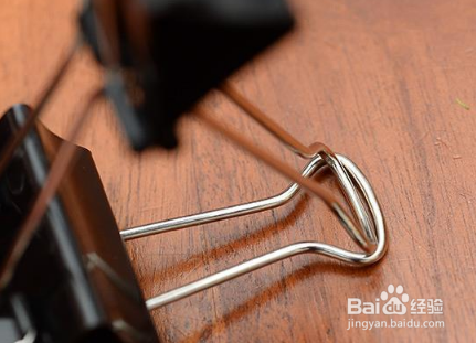 用办公铁夹制作手机、平板支架