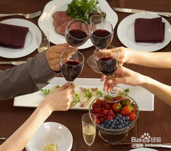 公司好友聚餐如何避免被劝酒喝醉?