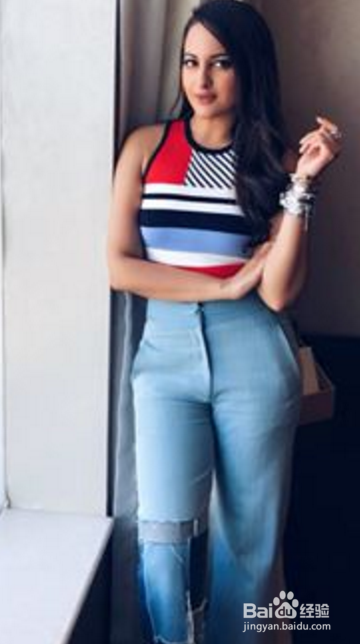 牛仔拼接喇叭裤上看起来非常迷人