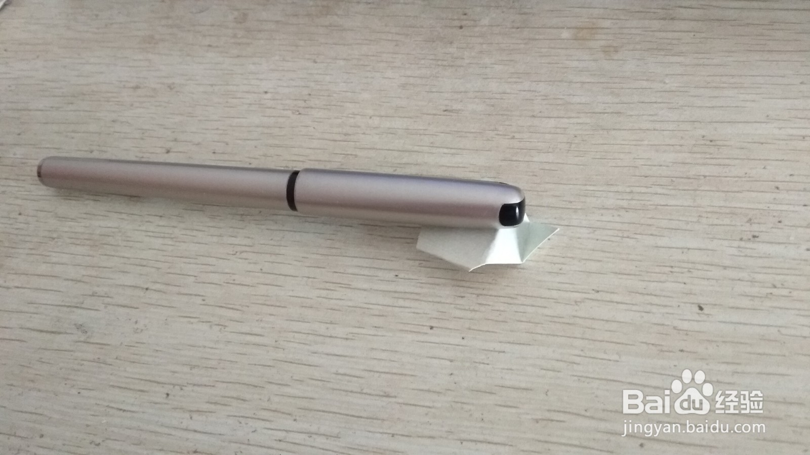 如何用一个三角形硬卡纸做简易的中性笔的支架