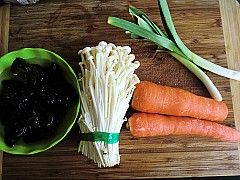 胡萝卜炒金针菇