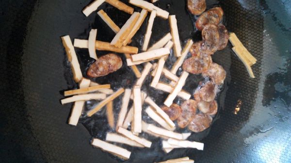 青椒香干炒腊肠