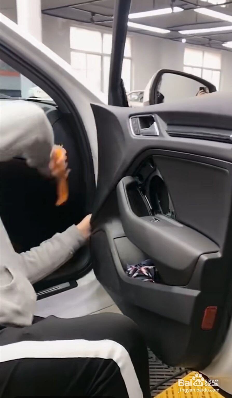 奥迪A3反光镜如何拆卸