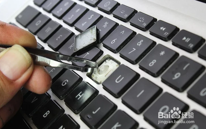 如何通过拆除键盘的按键来清洁键盘