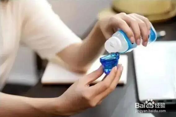 自己用洗眼液洗出眼睛里的脏东西这种做法