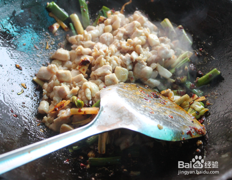 辣炒鸡丁(鸡肉炒不老秘方)