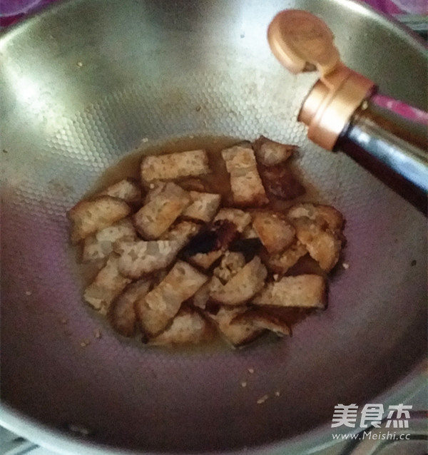 蒜苗炒猪血丸子