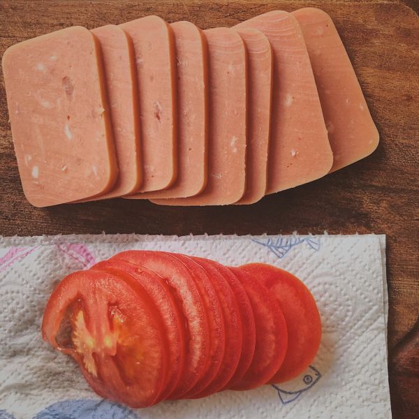 鸡蛋火腿番茄三明治