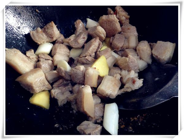 五花肉炖鹌鹑蛋