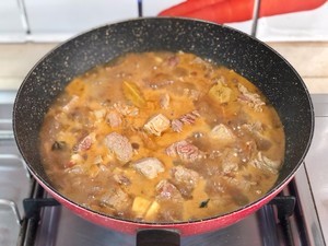 土豆焖牛腩的做法