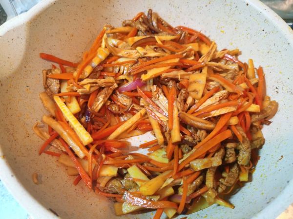 冬笋胡萝卜炒腐竹肉丝