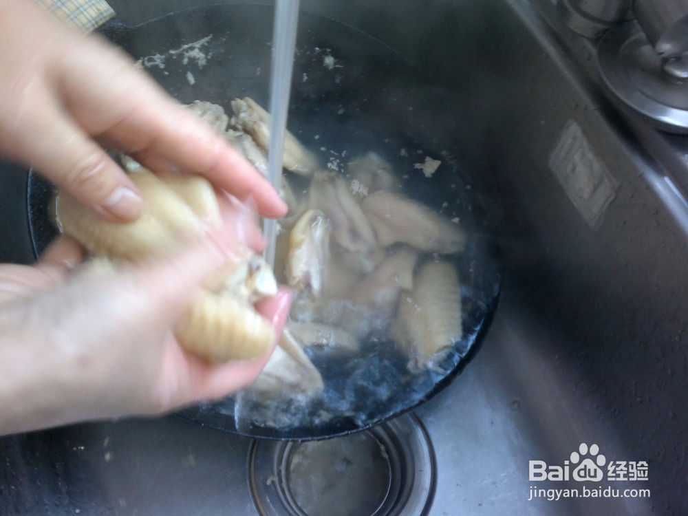 赤酱油亮的红烧鸡翅中的做法