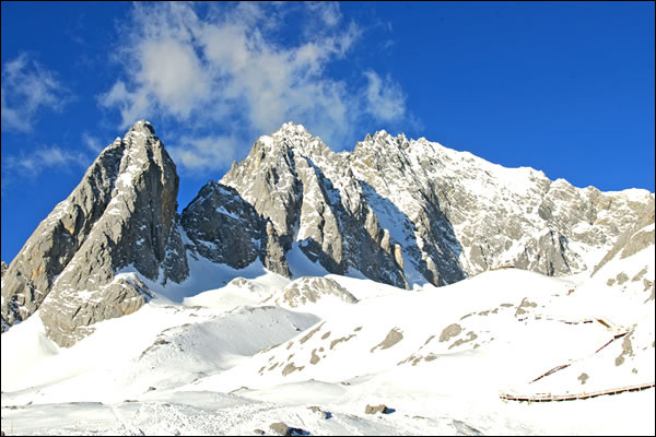 有一首歌的歌词是飞上玉龙雪山，飞到天上人间，那首歌叫什么
