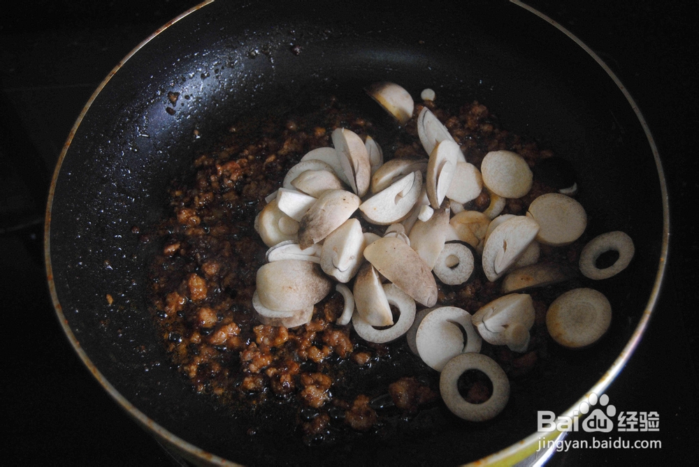 简单好吃的草菇肉酱面