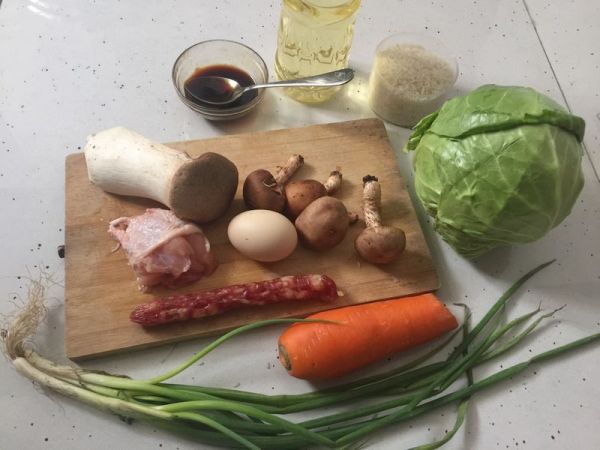 鸡肉菌菇腊味炒饭