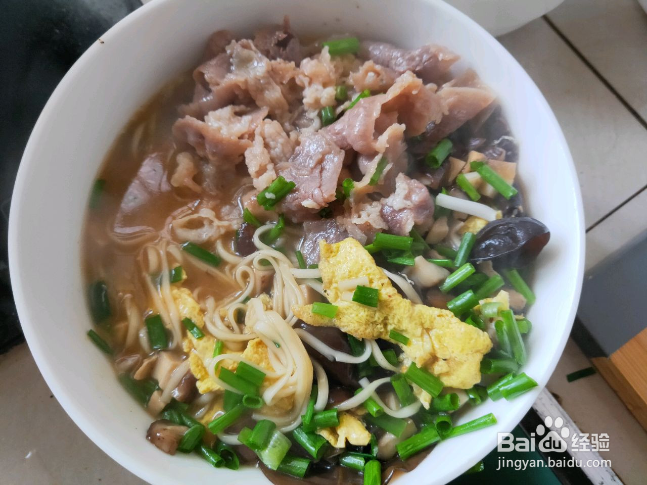 菌汤鸡蛋肥牛面的做法
