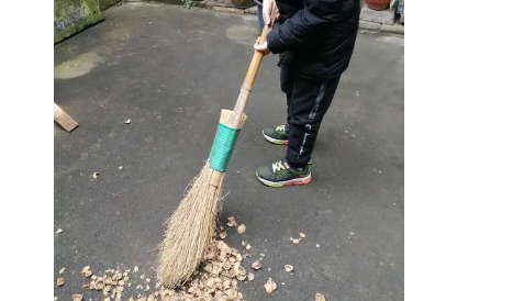 不小心用两个扫把扫地怎么办