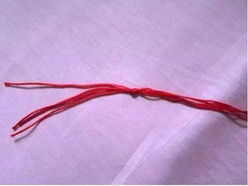 求三个转运珠手链怎样用红绳编