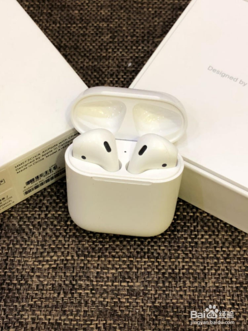 打开充电盒上的盖子,就会显示充电盒与耳机的电量了; 4 airport2充电