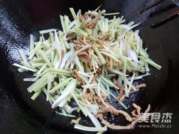 香芹榨菜里脊肉炒米粉