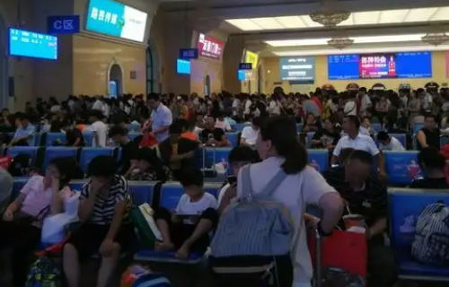 大厅里的人挤得满满的连插根针的地方也没有所用的是什么修辞手法