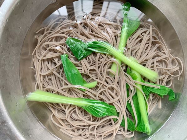 低脂捞汁海鲜荞麦面