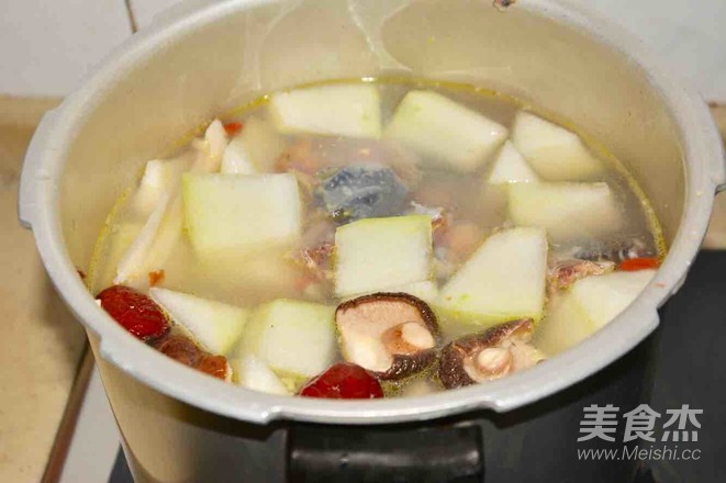 乌鸡药膳汤的做法