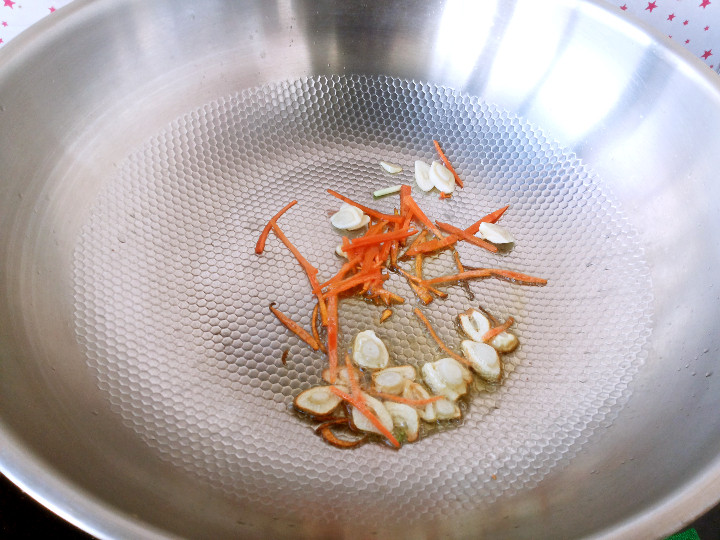 蒜苗豆腐皮怎么做,我教你呀