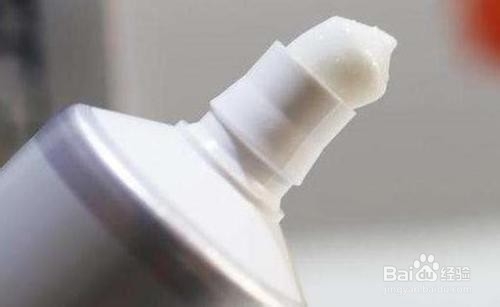 小白鞋脏了用什么清洗