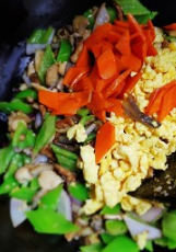 蘑菇青椒炒鸡蛋