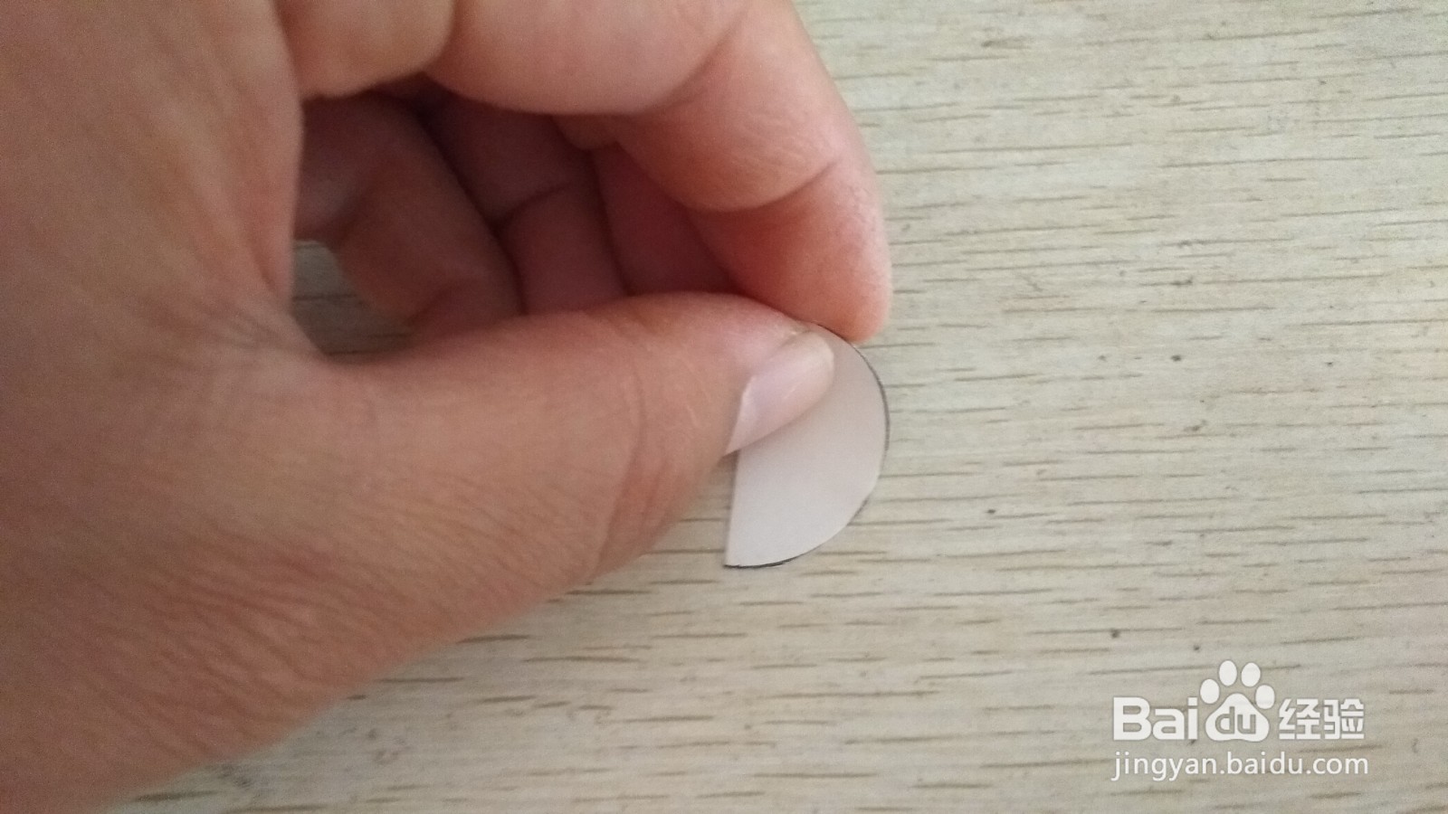 如何用半圆形硬卡纸做简易的手机的支架