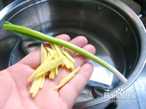 简简单单的奶白色营养汤——鲫鱼蘑菇汤