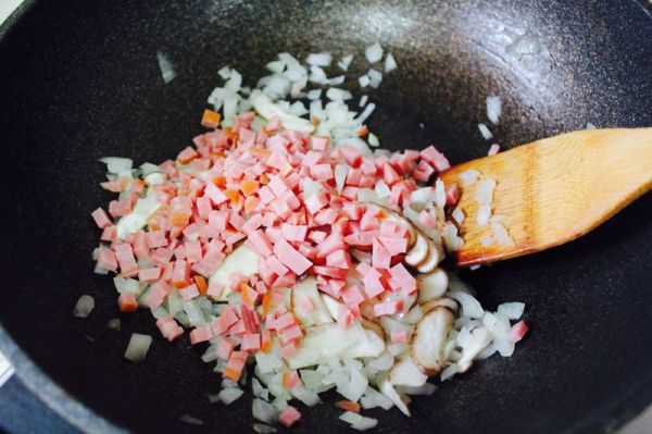 卷心菜香肠炒饭