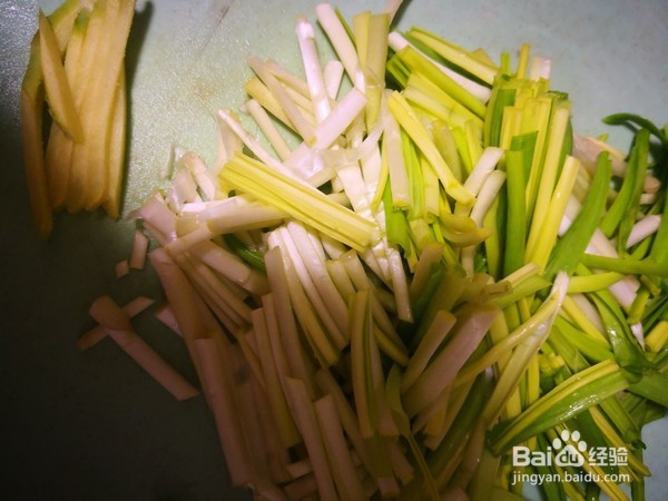 木耳炒蒜苗的做法