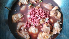 花生米炖猪蹄怎么做