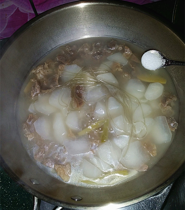 牛肉胡萝卜粉丝汤