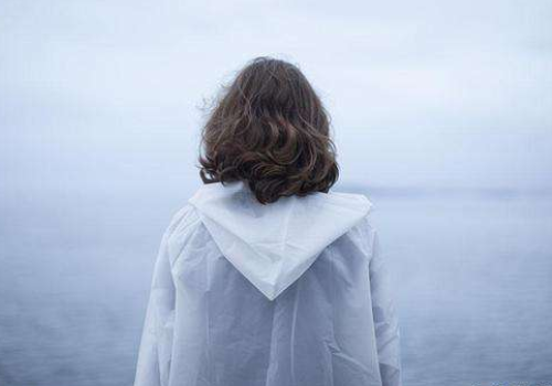 虽说万家灯火，却没一盏为我，愿你游遍山河，仍觉得人间值得。这句话你们是怎么理解的