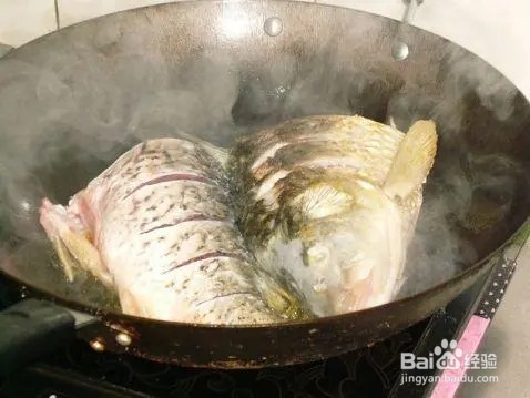 鲤鱼吃什么东西才能养活