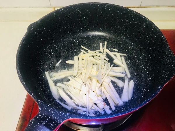 蘑菇冬笋榨菜肉丝炒豆干